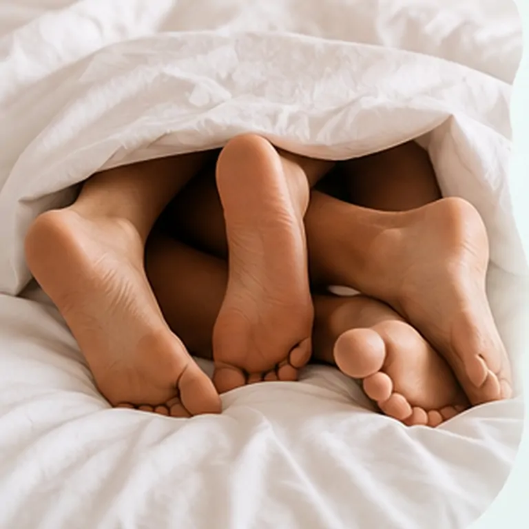Tres adultos en una situación de intimidad consensuada
